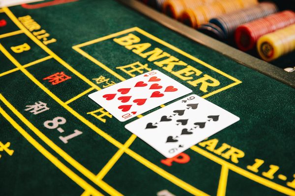 What is the difference between Pokdeng and Baccarat?